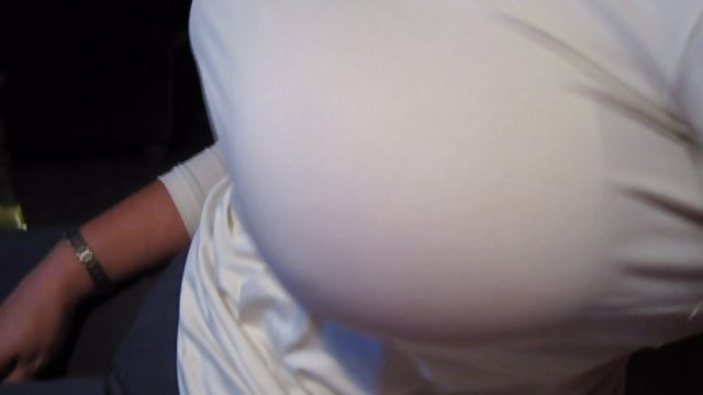 XXX بدون ثبت نام سارا خودش را فیلم کسهای ایرانی با ماشین استراحت می کند.